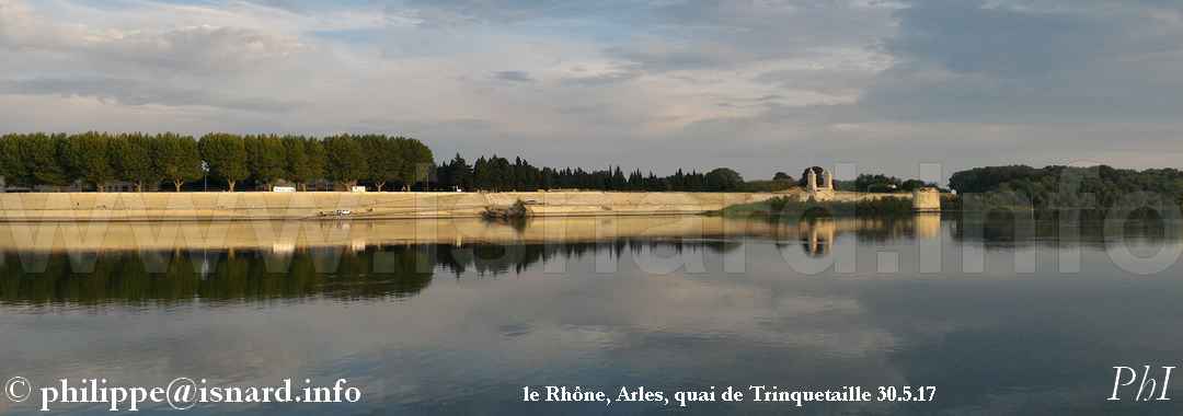 Le Rhône, Arles (13) quai de Trinquetaille nord 30.5.17 © PhI